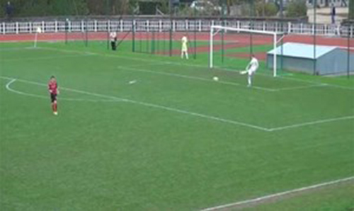 شاهد..  لاعب يترك الملعب لكي يقضي حاجته.. لتحدث مفاجأة!