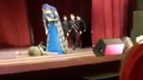 شاهد..  راقص يسقط على المسرح جثة هامدة وسط تصفيق الجمهور