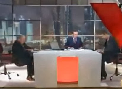 بالفيديو ..ضيف فيصل القاسم يقع عن الكرسي على الهواء مباشرة