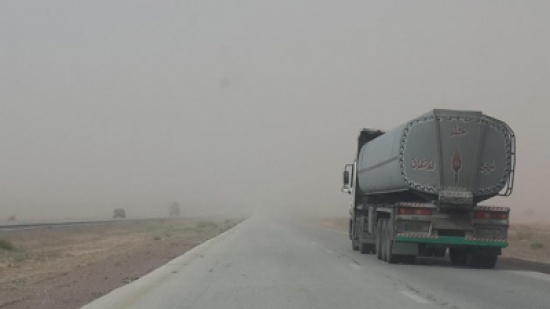 بالصور .. غبار كثيف على الطريق الصحراوي بالصور .. غبار كثيف على الطريق الصحراوي