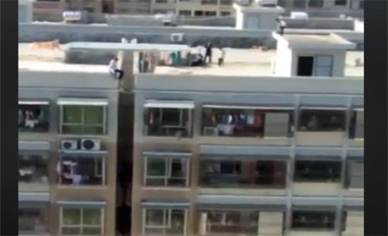 بالفيديو- الصين: مشاهد مخيفة.. مراهقون يقفِزون من مبنى إلى آخر!