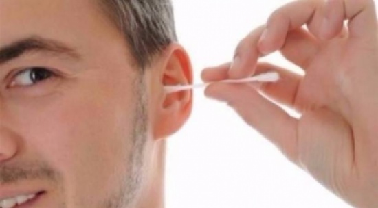 لهذه الأسباب.. لا تنظف أذنك بالأعواد القطنية