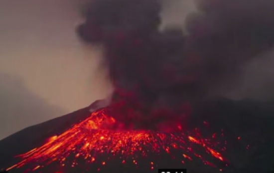 صورة جمالية نادرة ترصد لحظة خروج البرق البركاني صورة جمالية نادرة ترصد لحظة خروج البرق البركاني