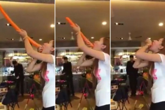 فتاة تبتلع بالون كامل