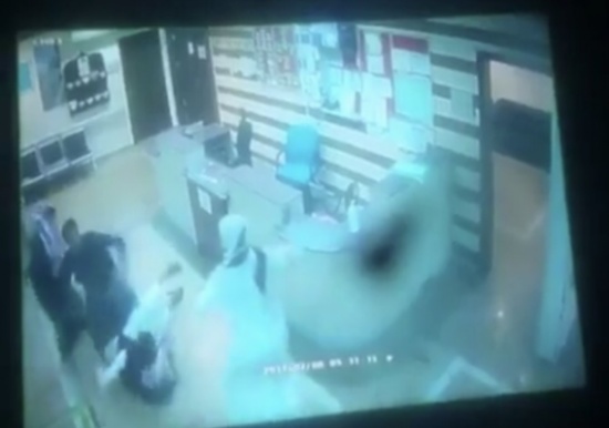 شاهد: لحظة مقتل شاب في مشاجرة داخل مستشفى