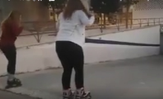 سقوط مروع لفتاة أثناء التزحلق (فيديو) سقوط مروع لفتاة أثناء التزحلق (فيديو)