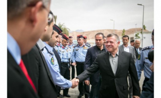 الملك يفتتح فندق وشاليهات الأمن العام في العقبة..صور