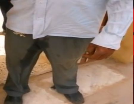 بالفيديو.. عامل يتبول في قوارير مياه الشرب قبل التوزيع