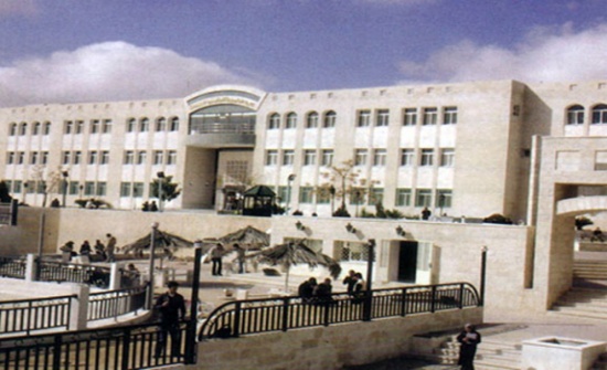 جامعة أردنية خاصة توزع الحليب مجانا على المواطنين جامعة أردنية خاصة توزع الحليب مجانا على المواطنين
