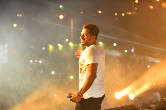 لماذا طلب حماقي من جمهوره إشعال أنوار الموبايلات؟