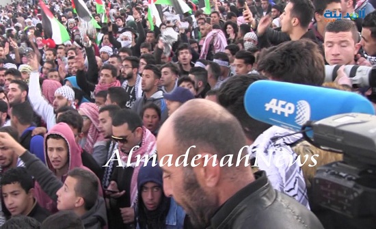 لليوم السابع ... العشرات أمام السفارة الأمريكية احتجاجاً لليوم السابع ... العشرات أمام السفارة الأمريكية احتجاجاً