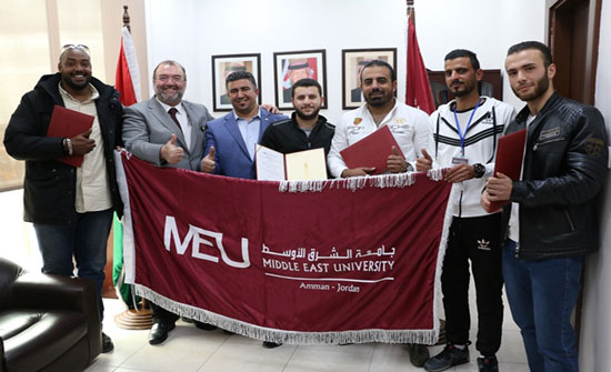 "الشرق الأوسط" تكرم عددا من طلبتها المتميزين