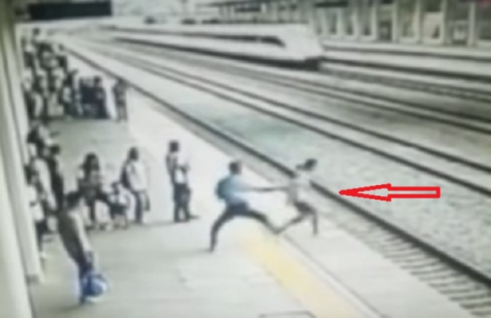 أرادت أن تُلقي نقسها تحت القطار .. شاهد ماذا حصل أرادت أن تُلقي نقسها تحت القطار .. شاهد ماذا حصل