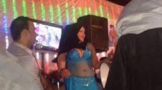 شاهد... الراقصة "المحجبة" تثير جدلا واسعا على مواقع التواصل الاجتماعي شاهد... الراقصة "المحجبة" تثير جدلا واسعا على مواقع التواصل الاجتماعي
