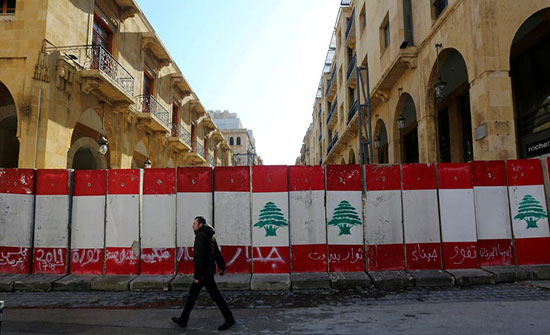 دولارات اللبنانيين تتبخّر.. غضب وهتافات "مش دافعين"