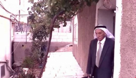 عمره 81 عاماً... فلسطيني يتحدى شيخوخته بالعلم ويخضع لامتحانات الثانوية عمره 81 عاماً... فلسطيني يتحدى شيخوخته بالعلم ويخضع لامتحانات الثانوية