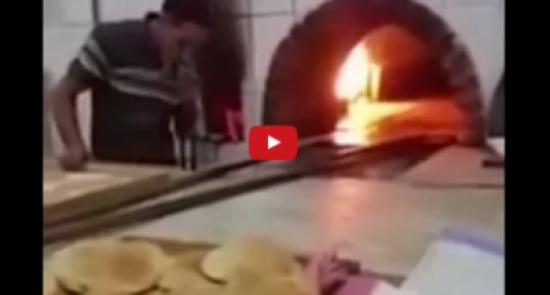 بالفيديو : يدخن ويبصق في العجين ثم يضعه في الفرن