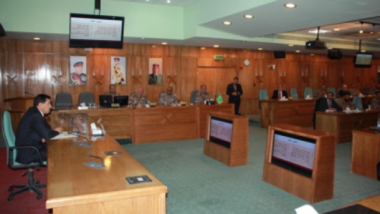 رئيس ديوان الخدمة المدنية يحاضر بكلية الدفاع الوطني