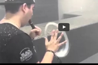 شاهد.. رجل يصنع حلقات من دخان السجائر