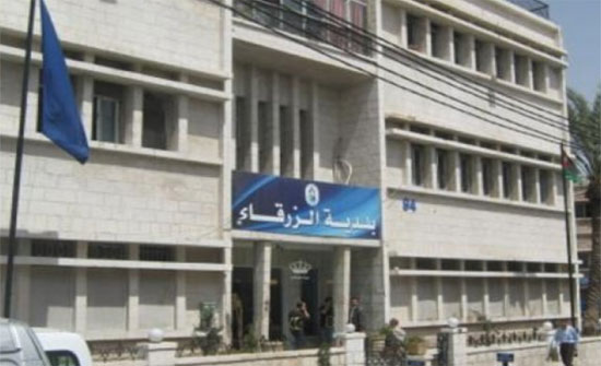 الحكم على موظف في بلدية الزرقاء بالعمل لمدة 40 ساعة في تنظيف الشوارع