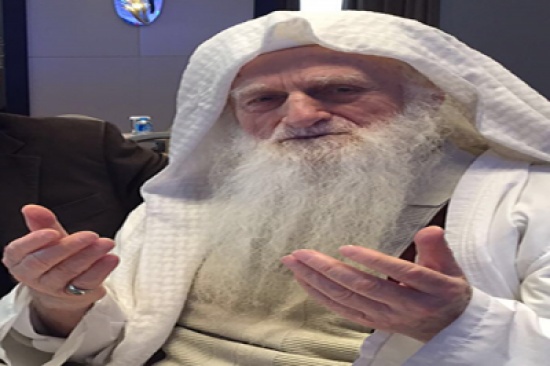 تعرف على قصة الداعية المتجوِّل: زار 50 دولة يدعو للإسلام.. واهتدى على يده الآلاف