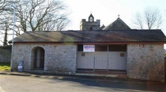 زوجان بريطانيان يحولان دورة مياه عامة إلى منزل فاخر