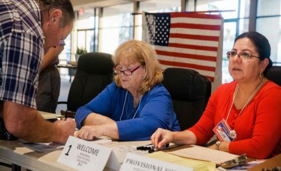 الديمقراطيون ينتزعون مجلس النواب والجمهوريون يحتفظون بأغلبية "الشيوخ"