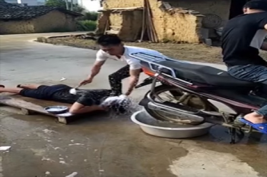 بالفيديو.. أغرب طريقة لغسل وتجفيف الشعر بالدراجة البخارية