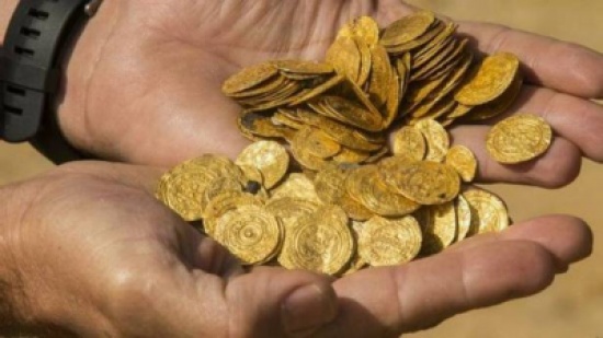 العثور على كنز تاريخي في قبور أحد المنازل العثور على كنز تاريخي في قبور أحد المنازل