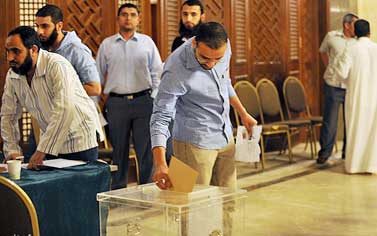 استفتاء المصريين في الخارج ينتهي الاثنين والكويت في المقدمة استفتاء المصريين في الخارج ينتهي الاثنين والكويت في المقدمة