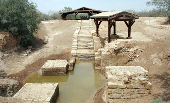 الأمير غازي وريفلين يبحثان موقع المغطس الذي أكدت منظمة اليونسكو أنّه شرق نهر الأردن الأمير غازي وريفلين يبحثان موقع المغطس الذي أكدت منظمة اليونسكو أنّه شرق نهر الأردن