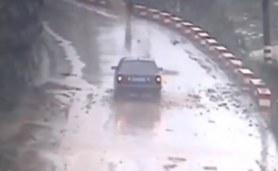 جدار ينهار على سيارة