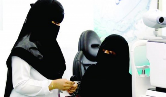سعودية تفاجئ ممرضة بطلب يدها ضرة ثالثة لها