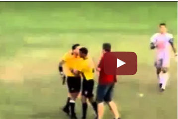 شاهد.. حكم كرة قدم يشهر سلاحا في وجه اللاعبين