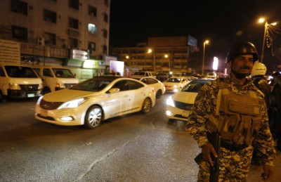 العراقيون يحتفلون برفع حظر التجول بالأعلام وابواق السيارات