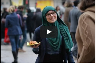 بالفيديو.. رد فعل المارة بالسويد على فتاة محجبة تحمل لافتة «أنا مسلمة» بالفيديو.. رد فعل المارة بالسويد على فتاة محجبة تحمل لافتة «أنا مسلمة»