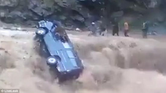 بالفيديو .. لحظة هروب ركاب من سيارة تجرفها المياه بالفيديو .. لحظة هروب ركاب من سيارة تجرفها المياه