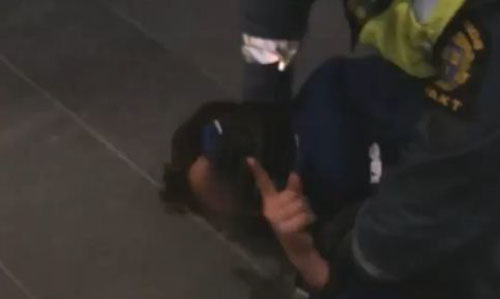 شاهد..  شرطيّ سويديّ يعتدي على طفل يردد الشهادتين