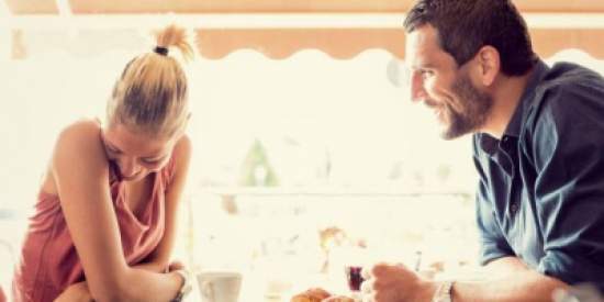 كيف تتصرفين أثناء المحادثات المحرجة؟ كيف تتصرفين أثناء المحادثات المحرجة؟