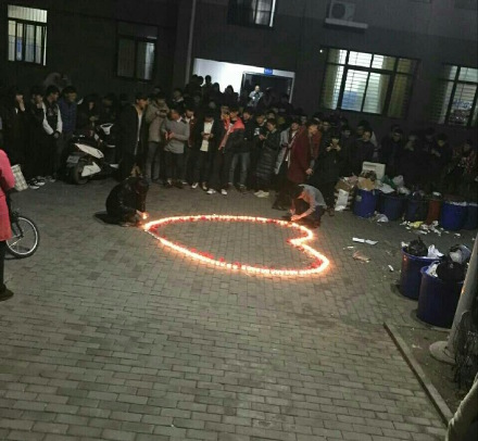بالصور.. طلب زواج على ضوء الشموع داخل جامعة يتحول إلى كارثة بالصور.. طلب زواج على ضوء الشموع داخل جامعة يتحول إلى كارثة