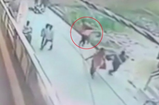 فيديو |  والمارّة يتفرّجون .. طعن حبيبته 22 طعنة ثمّ ألقى على رأسها حجراً ضخماً فقتلها!