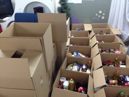 توزيع طرود غذائية في قضاء العارضة