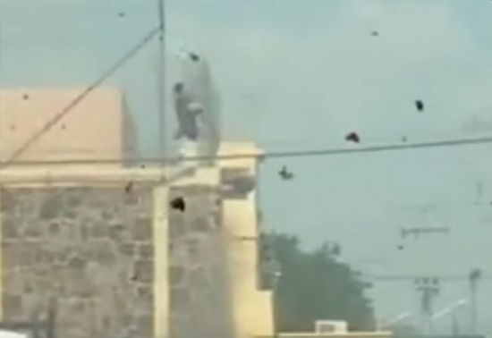 شاهد..  لحظة فرار سجين من سجنه