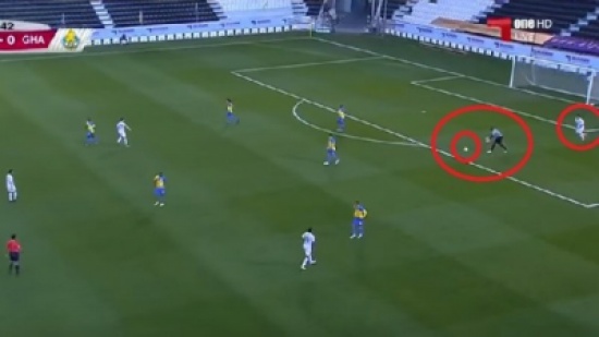 شاهد.. حارس مرمى يرتكب خطأين فادحين