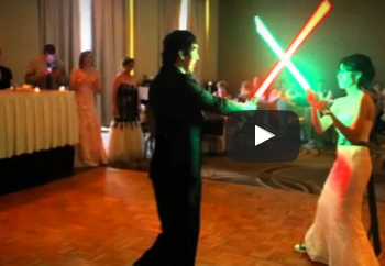 شاهد.. روسان يتبارزان بالسيوف في حفل زفافهما