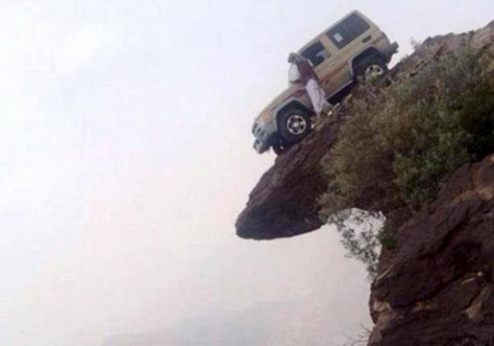 التقط صورة لسيارته.. فأصبح حديث الصحف العالمية التقط صورة لسيارته.. فأصبح حديث الصحف العالمية