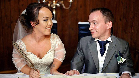 بالصور: حفل زفاف أسطوري لثنائي قزم... وابنهما شهد على ذلك!