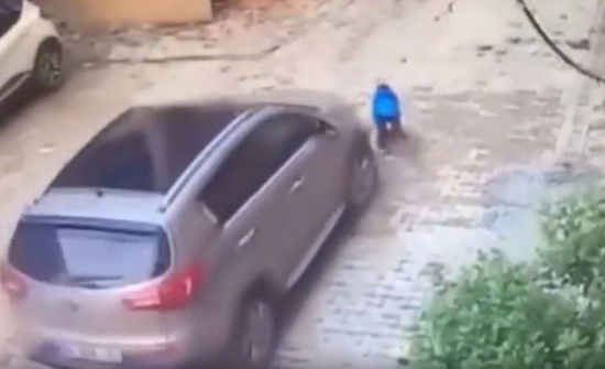 بالفيديو: نجا بأعجوبة.. أم تدهس طفلها!