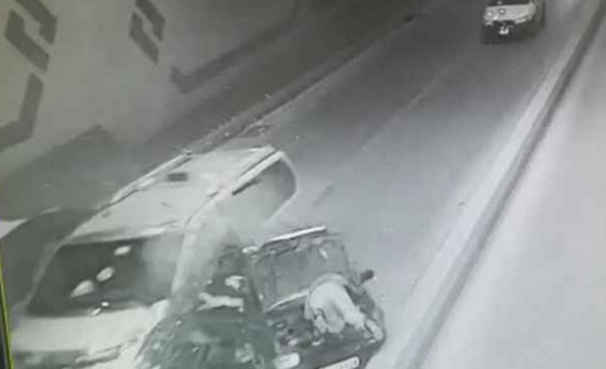شاهد :لحظة وقوع حادث "مروع" داخل نفق دوار الواحة شاهد :لحظة وقوع حادث "مروع" داخل نفق دوار الواحة