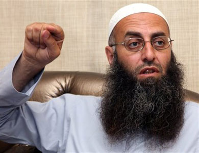 توقيف مرافق الشيخ أحمد الأسير الشخصي في مطار بيروت توقيف مرافق الشيخ أحمد الأسير الشخصي في مطار بيروت